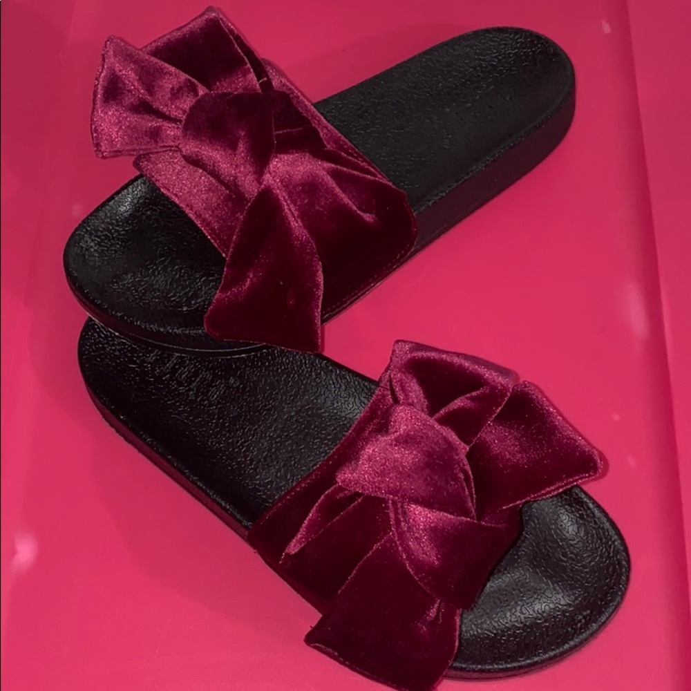 Red velvet bow slippers